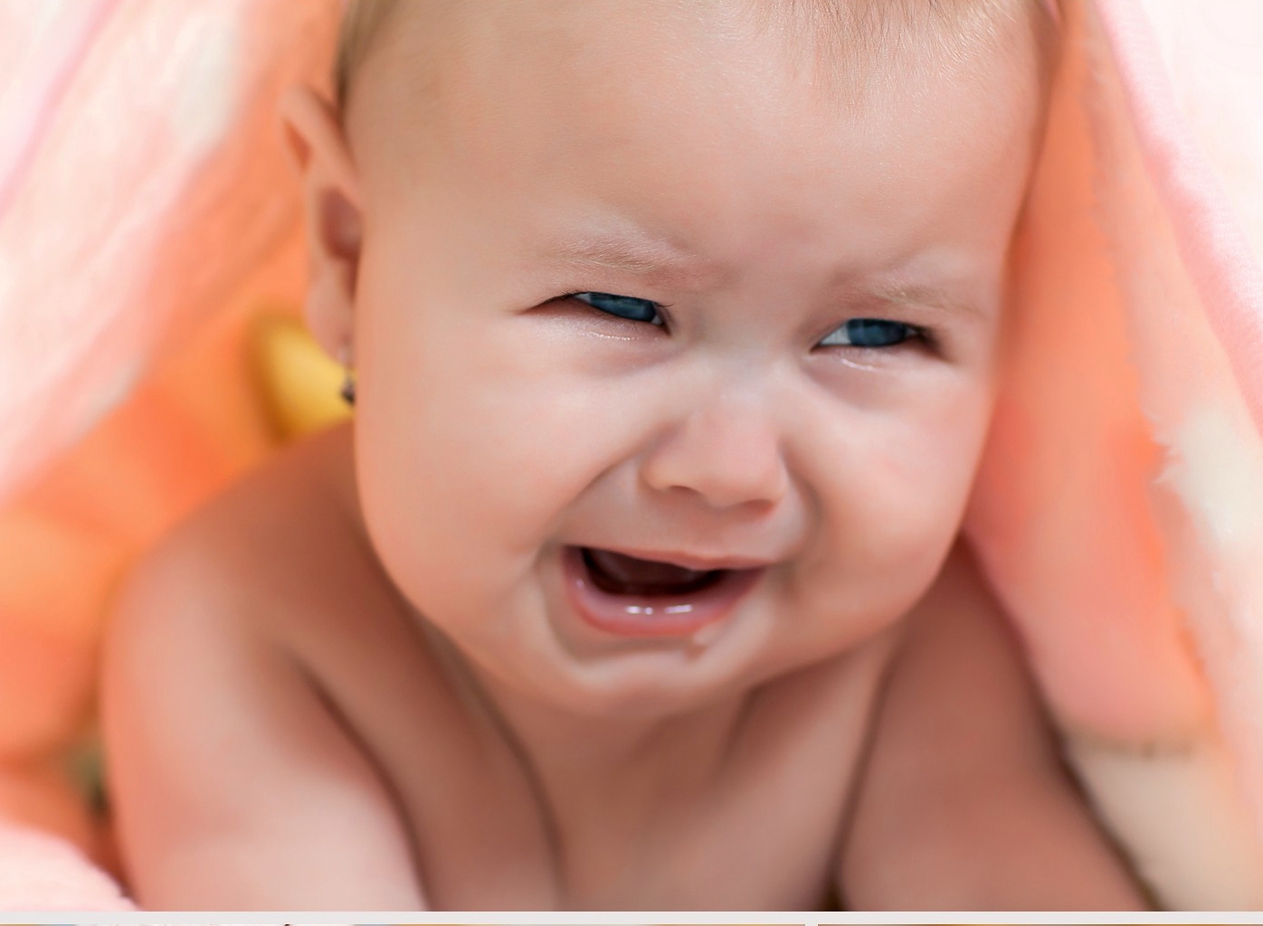 Игра успокой плачущего малыша. Мышление младенца. Младенец показывает язык. Мысли новорожденного. Колики фото.
