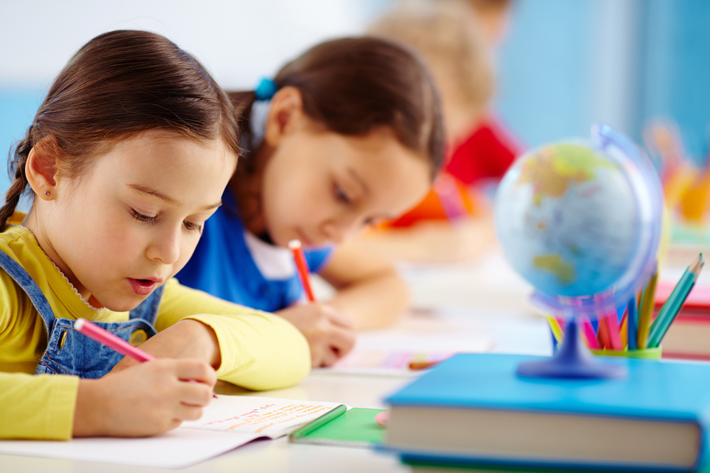 Наличие простейших навыков чтения и письма весьма облегчат первый школьный год ребенка