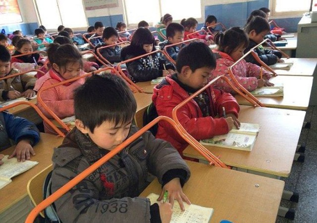 В китайских школах детишек приучают сидеть с ровной спиной