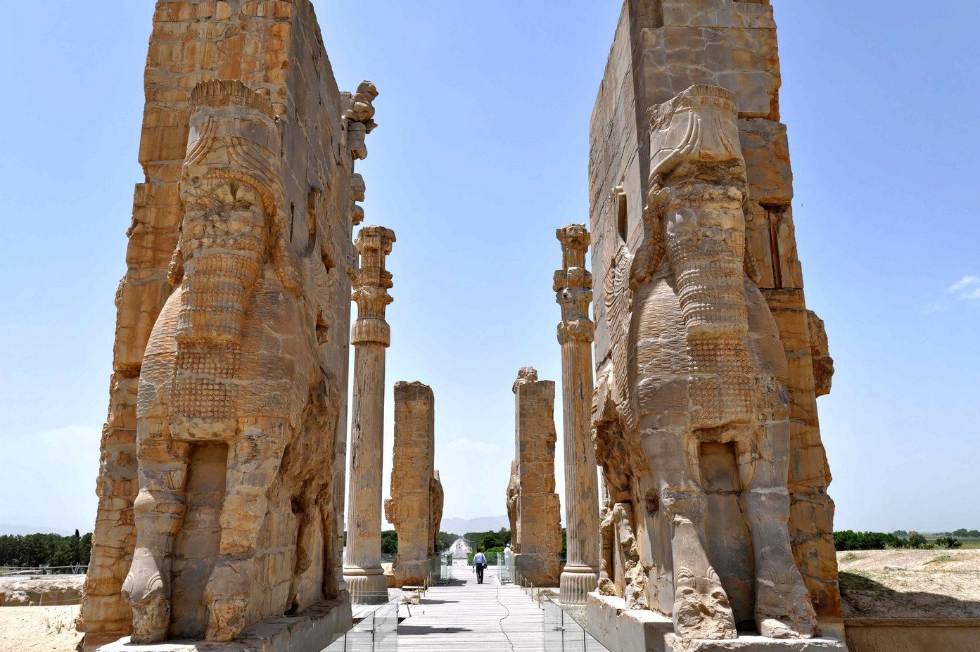 Погребальная архитектура Персии дает понять мощь власти того времени.