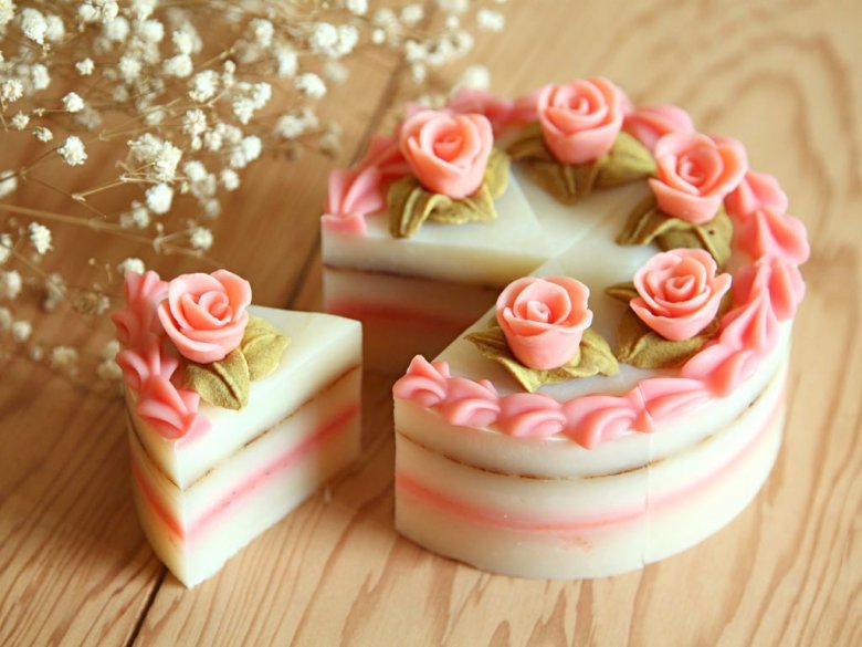 Очаровательный тортик из мыла можно порезать на кусочки и упаковать их все отдельно для подарков.