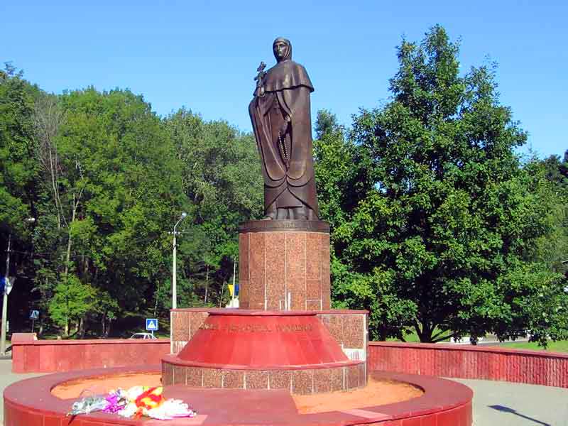 Памятник Ефросинье Полоцкой в Полоцке. Крест Ефросиньи Полоцкой. Национальная белорусская святыня.