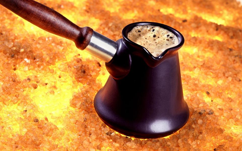 Гурманы варят кофе в турке на раскаленном песке