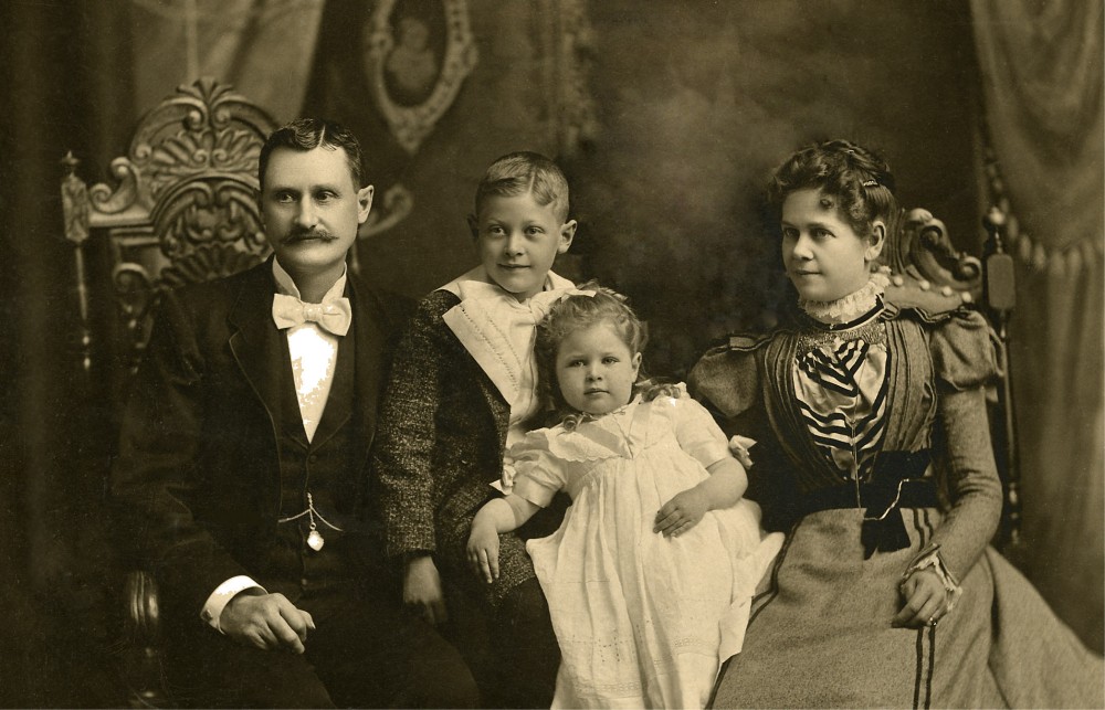 Семейное фото Джонстоун Уитли. На фото его супруга и двое детей.