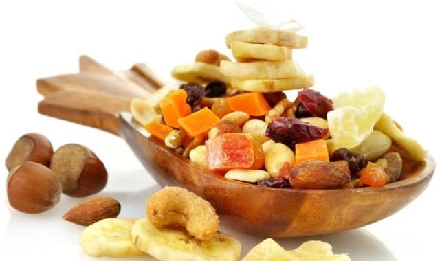 Сухофрукты и орехи - отличная замена вредным сладостям