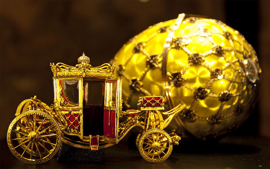 В числе сюрпризов спрятанных во многих пасхальных яйцах Фаберже миниатюрные модели, сделанные из драгоценных материалов, ювелирные изделия, а также изображения людей, событий и мест,  имевших значение для императорской семьи