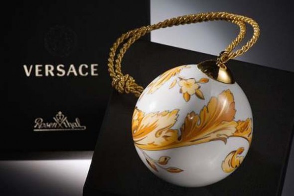Versace-Home-Collection. Шары выпущены в трех цветах - белом, синем, красном.