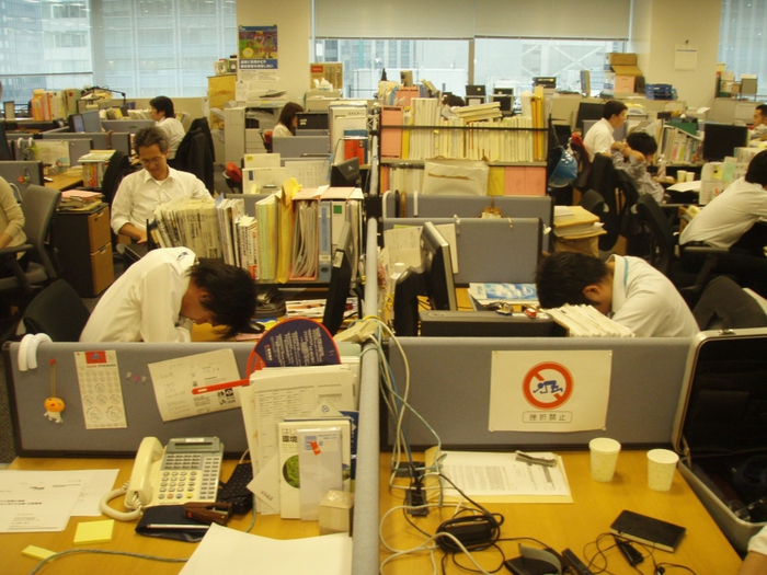 Японцы - трудоголики и практически живут в офисе