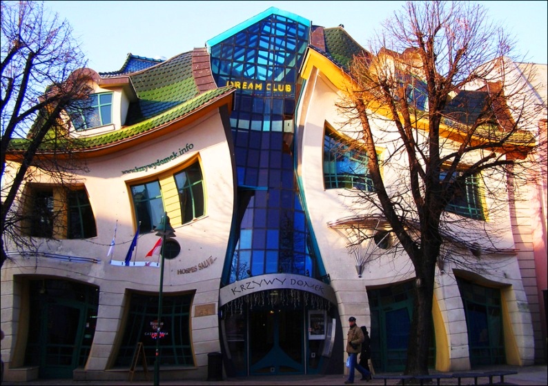 Очень мило выглядит кривой дом в Польше.