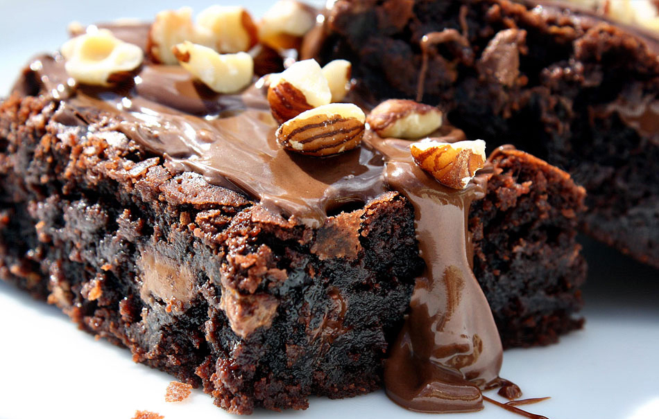 Шоколадный-шоколадный, ореховый торт. Кто же не захочет полакомиться  таким лакомством?