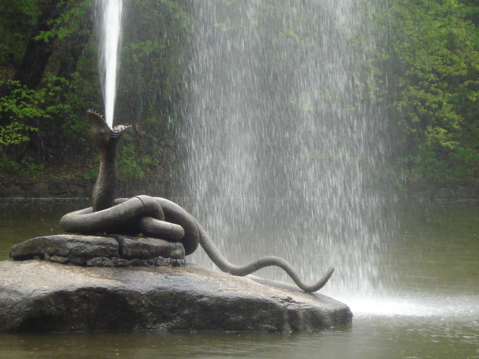 Необычный фонтан в парке