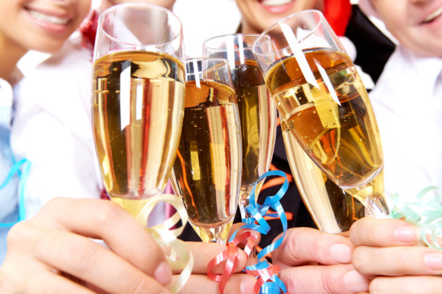 Алкоголем лучше не увлекаться на корпоративном празднике