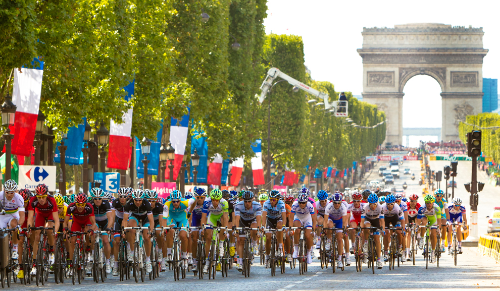 Пелотон на Елисейских полях в Париже в последний день Тур де Франс.