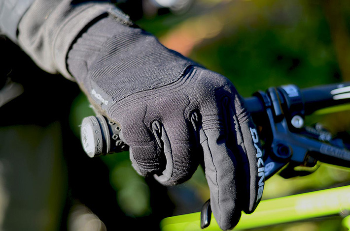 Перчатки - обязательный атрибут велогонщика