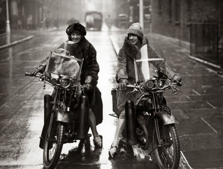 Девушки-байкеры 1920-30-х годов. Так что не только мужчины могут укратить мотоцикл.