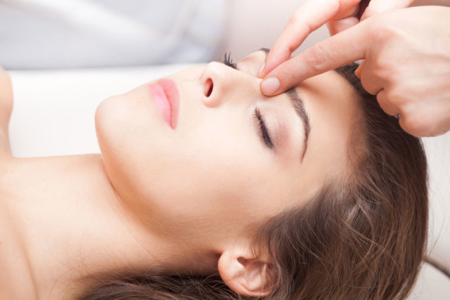 Начните массаж с полного расслабления лицевых мышц 
